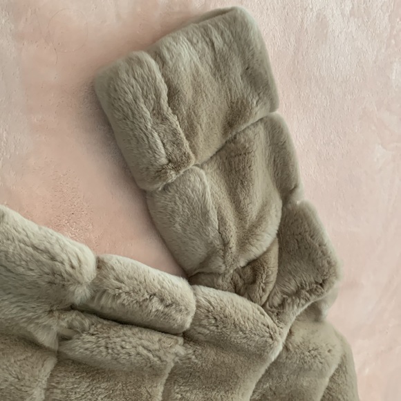 Annabell New York Goat Skin Rex Rabbit Fur in Like New Condition. Size Medium - Picture 6 of 9